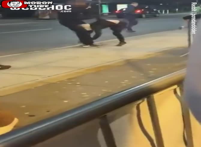 Video :During a scuffle, the bouncer blows up the customer